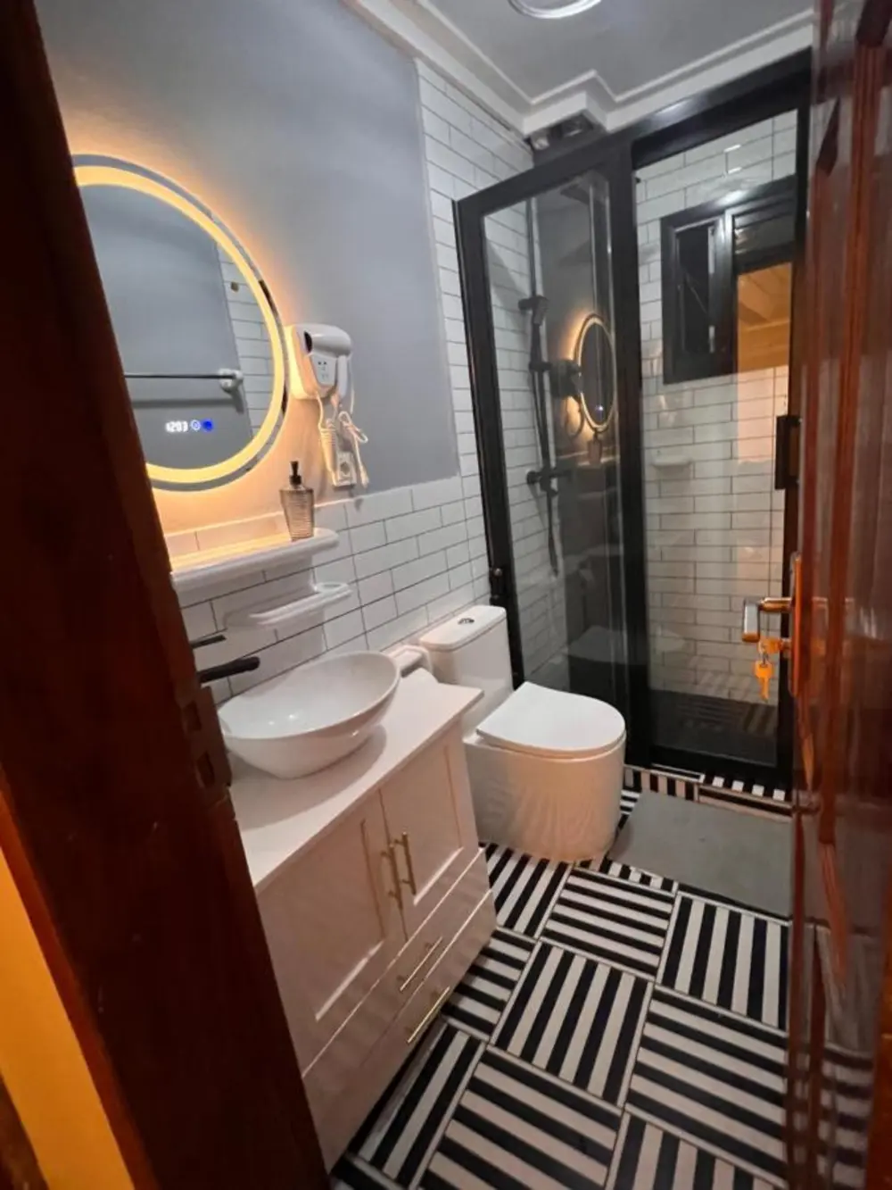 Salle de bain privée avec douche